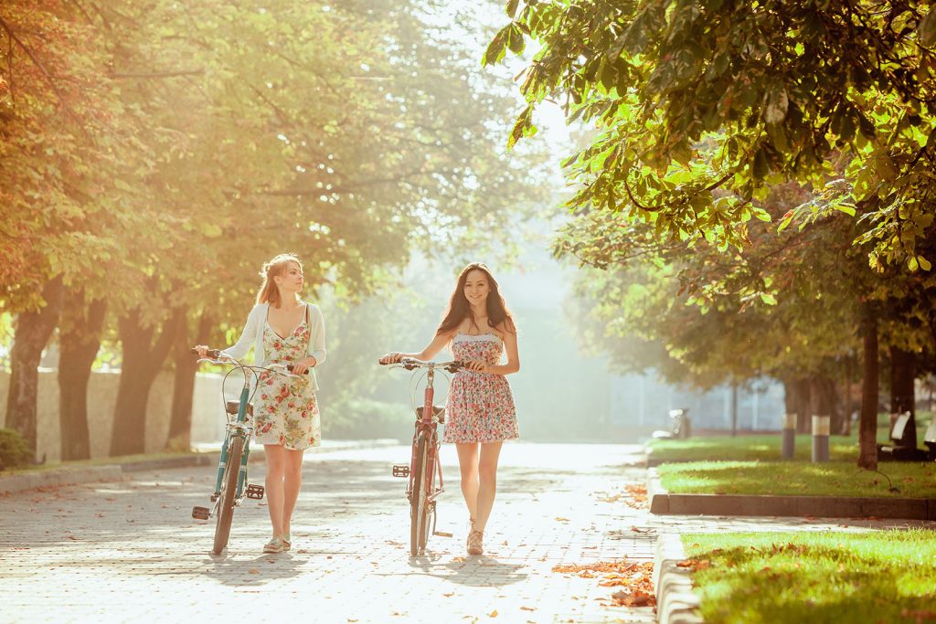 Dos chicas en bicicleta por la mañana