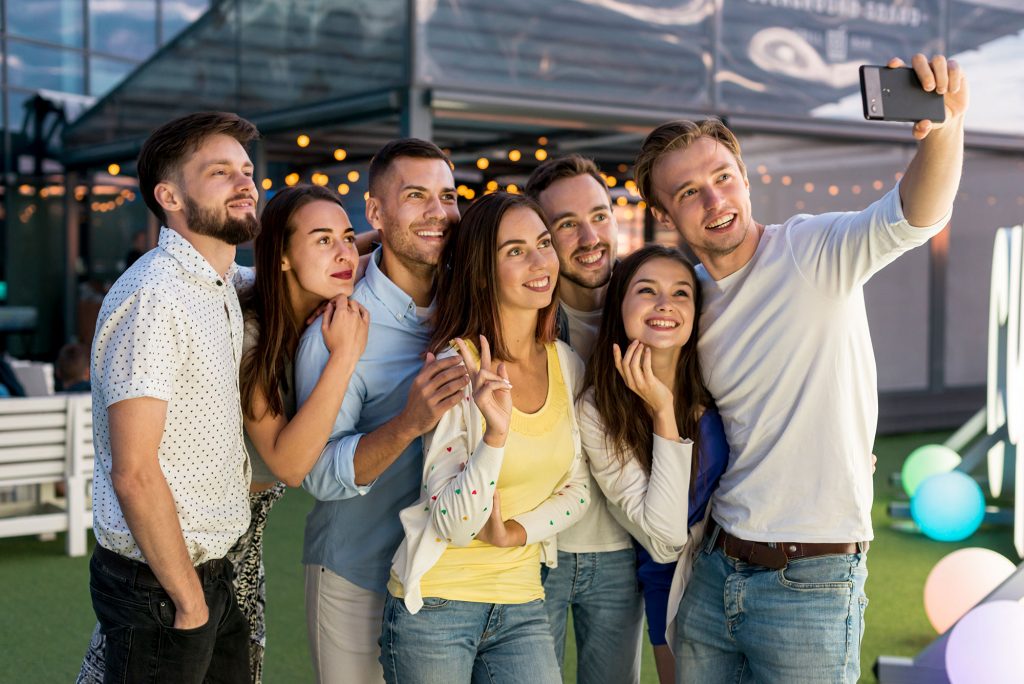 Amigos se hacen una selfie